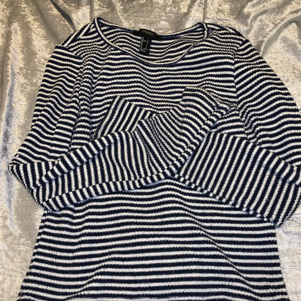 Long-sleeve crop top